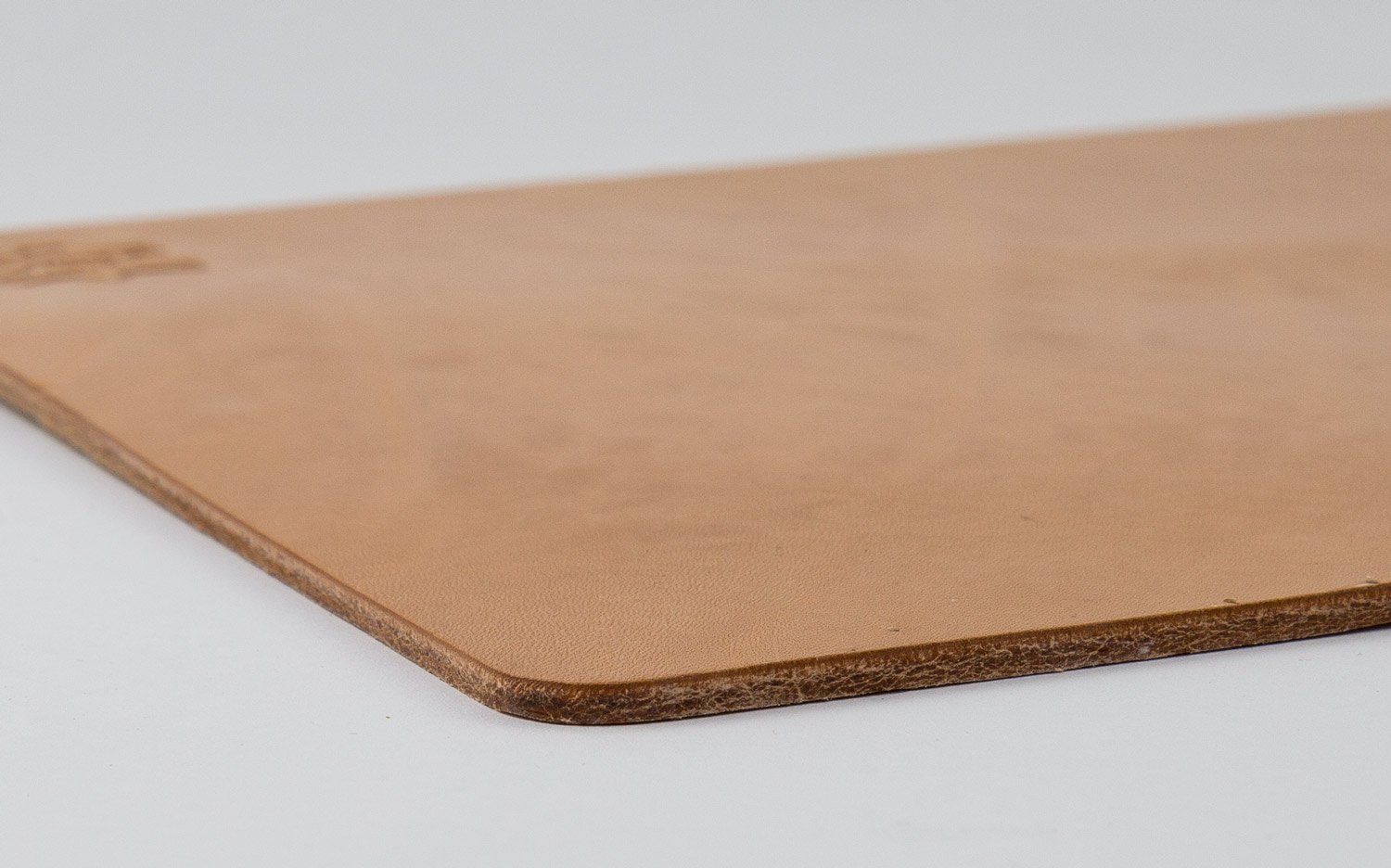 Leder Mousepad Detailansicht polierte Kanten mit Bienenwachs.
